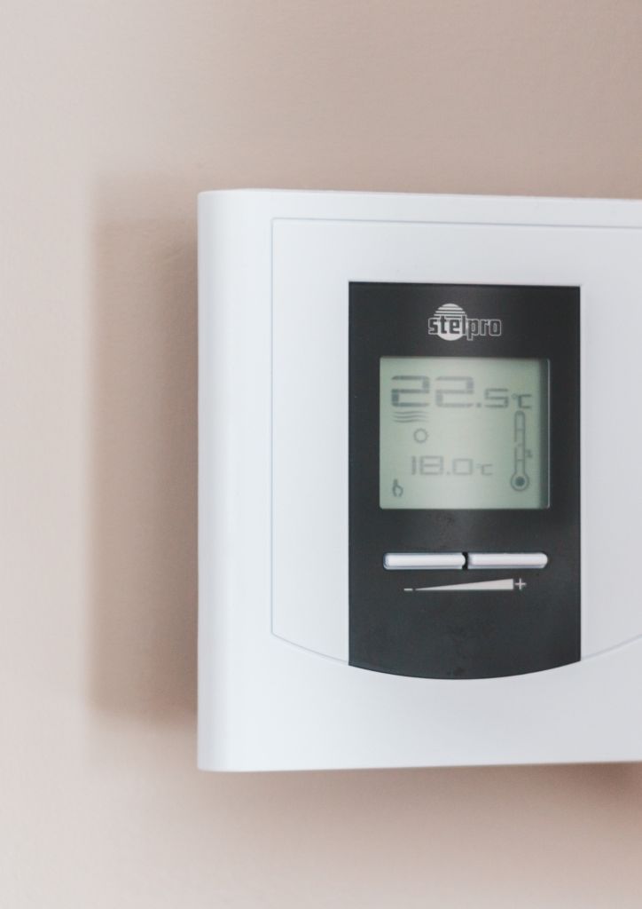 Wall-mounted heating thermostat