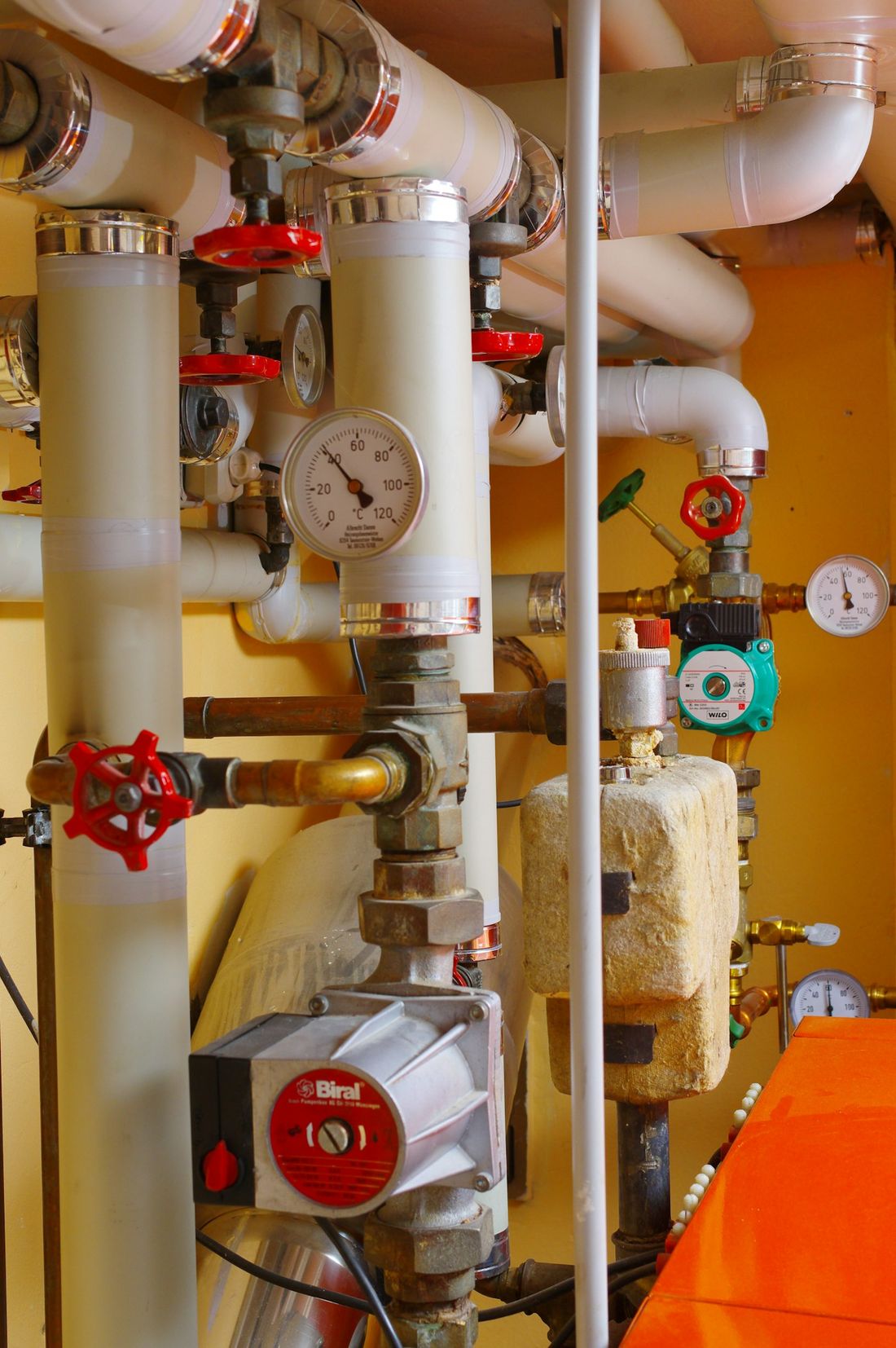 Heating manifold with isolation valves